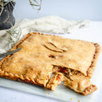 Empanada gallega tradicional con masa hojaldrada