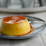 primer plano del flan de huevo
