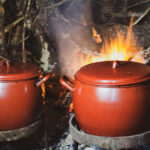 ollas de chicharrones en el fuego