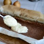 colocando la crema en la tarta