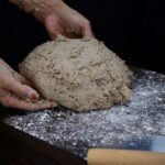 amasando pan de semillas 