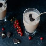 vista cenital de un batido de oreo 