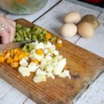 cortando verduras para la ensaladilla 