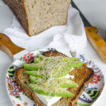 tostasdas de pan con semillas y aguacatae 