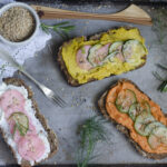 tostas con pepinillos encurtidos