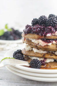 Torre de tortitas de cacao y moras