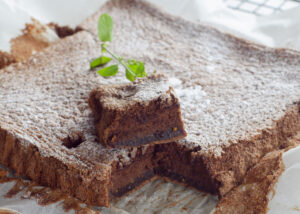 corte del bizcocho de chocolate 
