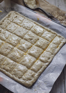 Empanada de xoubas lista para entrar en el horno 