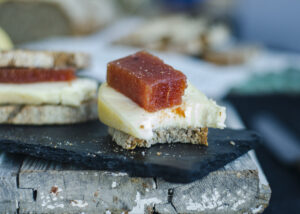 queso, membrillo y pan 