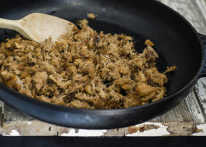 calentando chicharrones 