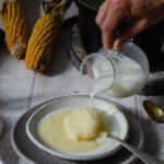 Añadiendo leche a las papas de millo 