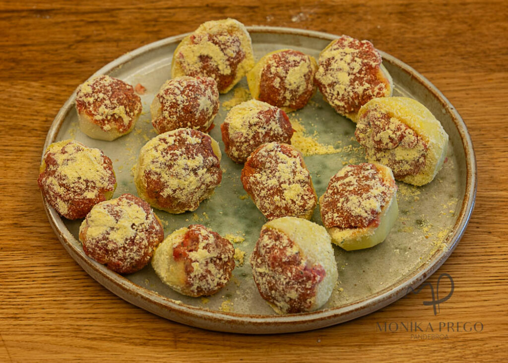 Rellenando las patatas 