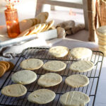 Galletas de nata tradicionales recién horneadas