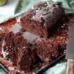 corte del bizcocho de chocolate