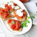 Tosta de pan con tomate