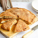 Empanada gallega de bacalao con berberechos casera 