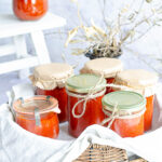 botes de tomate en conserva