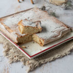 Corte de la tarta navideña de nata y almendra 