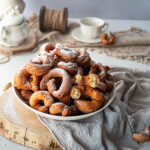 Rosquillas gallegas de carnaval en el plato