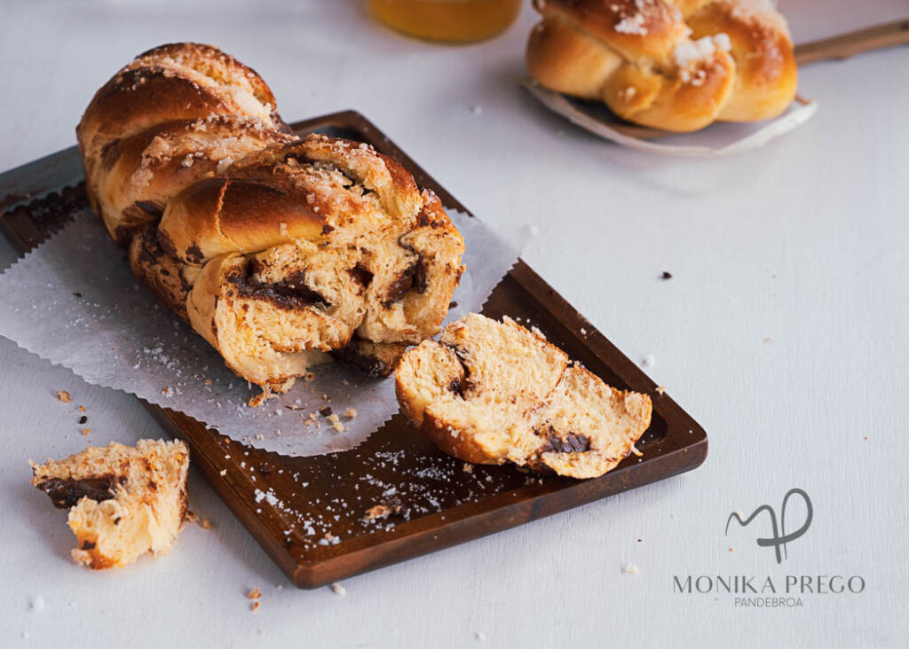 miga esponjosa de la trenza de chocolate y naranja