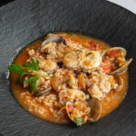Plato de arroz con rape y almejas 