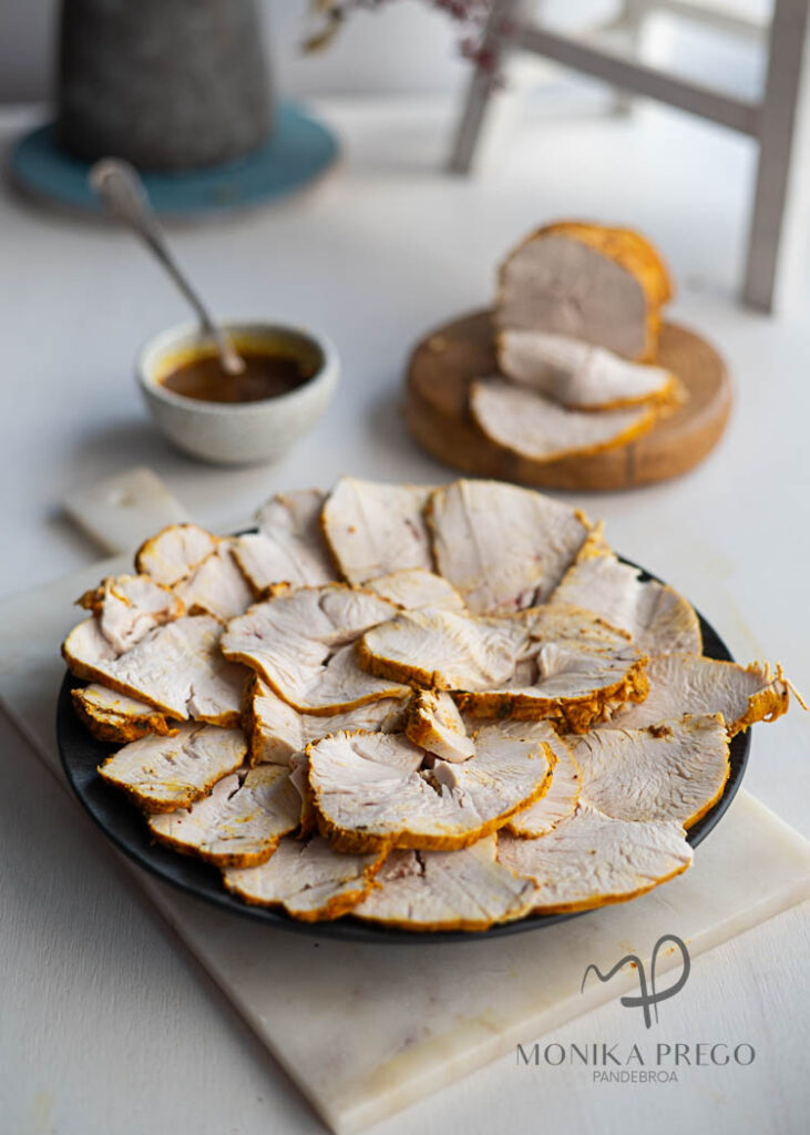Plato de fiambre de pavo al cocinado vacío