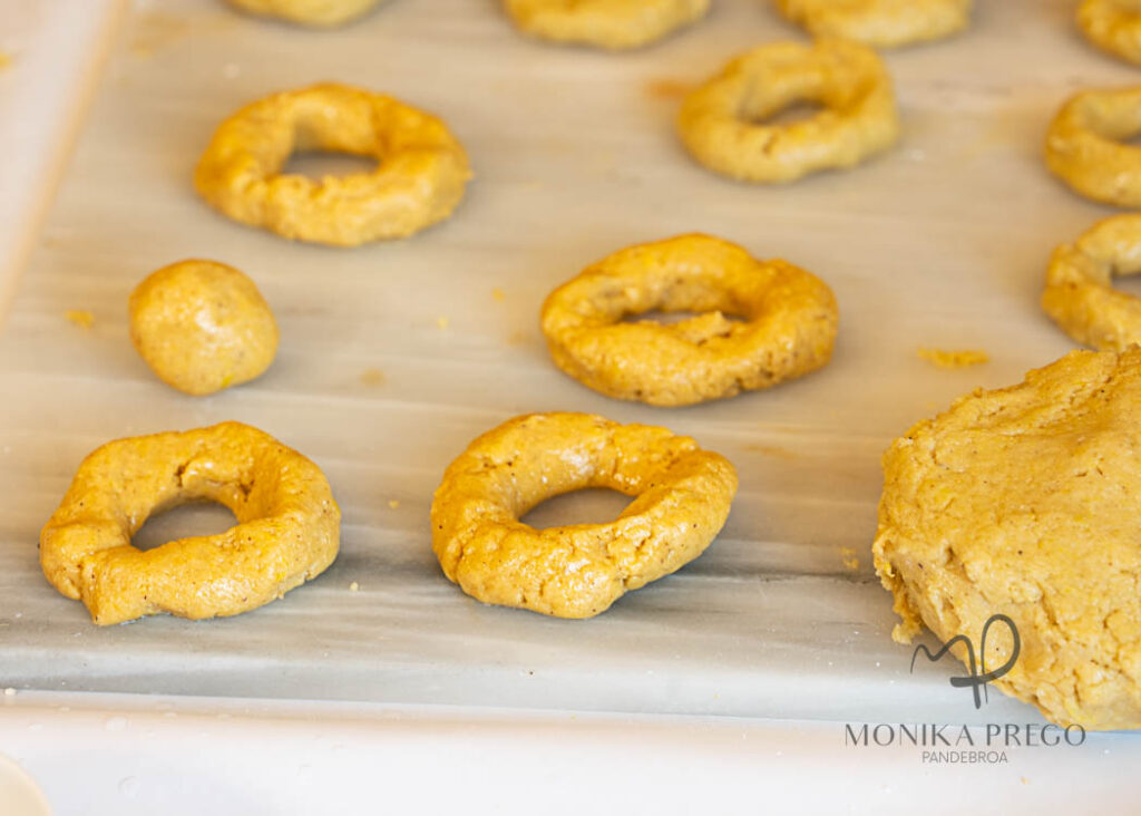 Rosquillas de pascua sin gluten antes de freir 