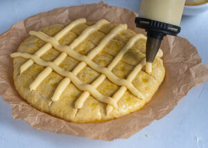 Añadimos crema pastelera a la larpeira sin gluten 