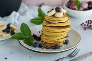 Torre de tortitas con fruta